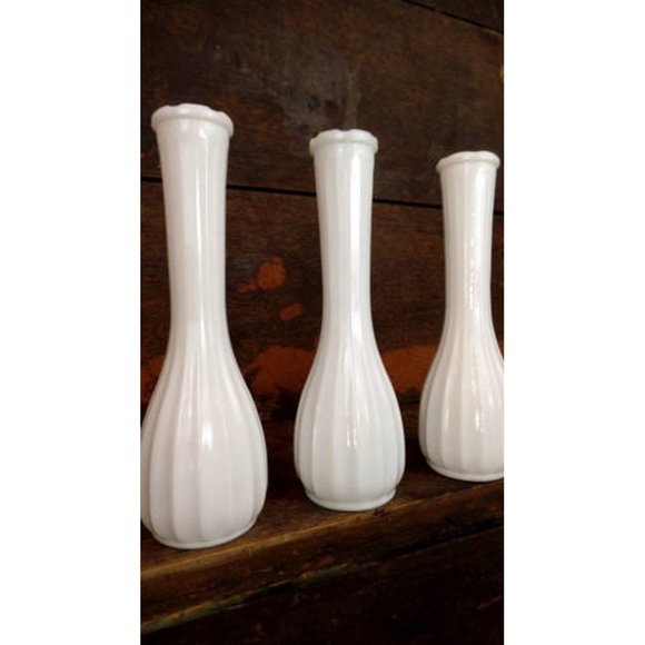 Vintage white milk glass flower vases set of 3 - Picture 5 of 7